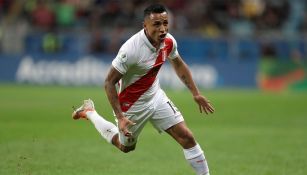  Yoshimar Yotún en partido con Perú