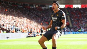 Raúl Jiménez celebrando su gol con Wolverhampton