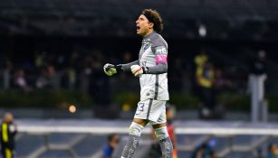 Guillermo Ochoa durante un partido con América