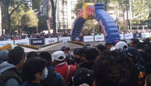 Aficionados en Reforma esperan por el show de Red Bull