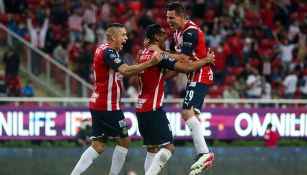 Jugadores de Chivas festejan un gol