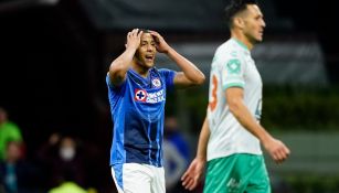 Luis Romo durante un partido con Cruz Azul