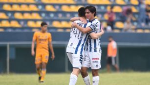 Jugadores de Pachuca Sub durante un partido