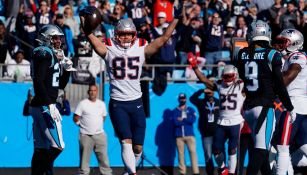 Jugador de los New England Patriots celebró durante el partido frente a los Carolina Panthers