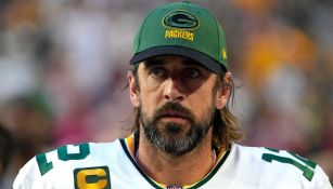 Aaron Rodgers se lamenta en un juego