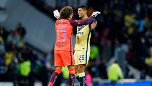 Ochoa y Silva celebran en un partido del América