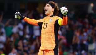 Guillermo Ochoa en un partido con la Selección Mexicana