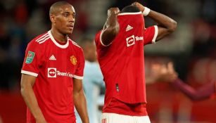 Jugadores del Manchester United se marchan cabizbajos