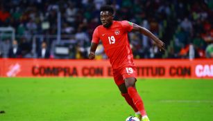 Alphonso Davies durante un partido con Canadá