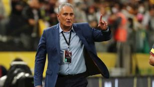 Tite durante un partido con Brasil