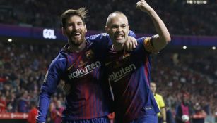 Messi e Iniesta durante un duelo con el Barcelona 