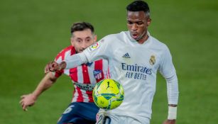 Héctor Herrera marcando a Vinicius Jr. en el derbi madrileño