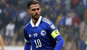 Miralem Pjanic jugando con la Selección de Bosnia