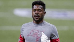 Antonio Brown en un calentamiento con los Buccaneers