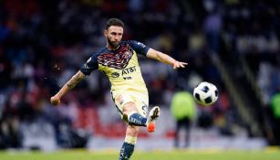 Miguel Layún durante un partido con América