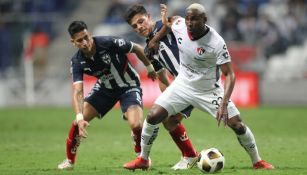 Quiñones disputando una pelota ante jugadores de Rayados