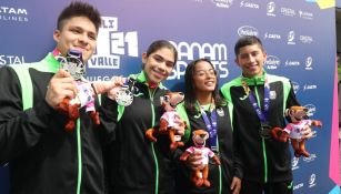 Clavadistas mexicanos celebran con la presea de plata