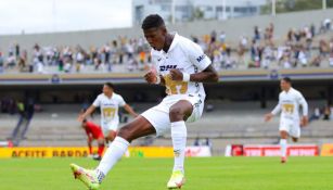 Washington Corozo celebrando un gol con Pumas