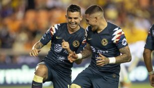 Castillo y Benedetti durante un partido con América