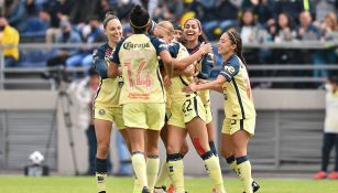 Jugadoras de América festejan un gol 