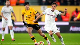 Raúl Jiménez en acción frente al Burnley