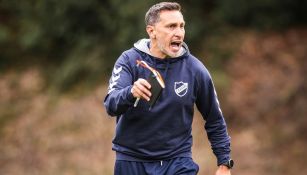 Chaco Giménez dirigiendo entrenamiento del Atenas de Uruguay