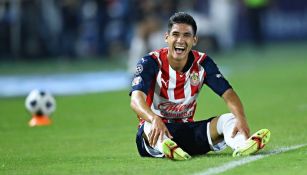 Uriel Antuna en un partido de Chivas