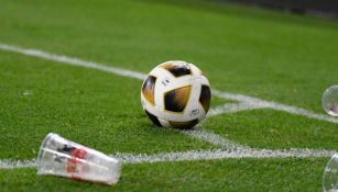 Balón y vasos en el césped del Estadio Jalisco