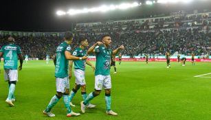 Jugadores de León celebrando un gol