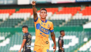 Francisco Meza durante un duelo con Tigres 