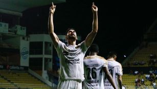 Paolo Yrizar festeja un gol con Dorados