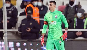  Fernando Muslera durante un duelo en Turquía 