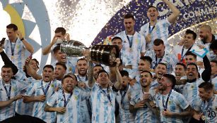 Jugadores de Argentina levantan la Copa América 