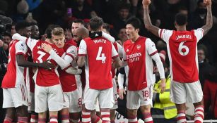 Jugadores del Arsenal celebran un tanto ante el West Ham 