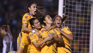 Jugadoras de Tigres festejan un gol 