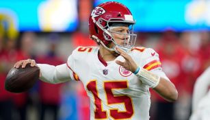 Patrick Mahomes durante partido de la NFL ante Chargers