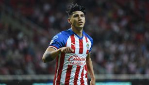 Alan Pulido en un partido con Chivas