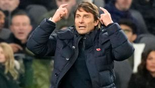 Antonio Conte durante un duelo del Tottenham 