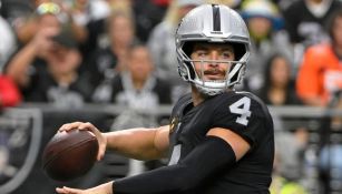 Derek Carr en un partido de los Raiders