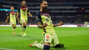 Emanuel Aguilera en festejo con América