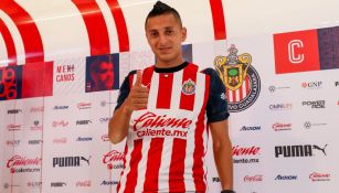 Piojo Alvarado posa con los colores de Chivas