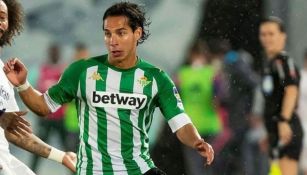 Diego Lainez jugando con el Betis