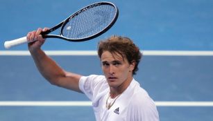 Zverev saluda con su raqueta