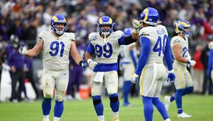 Jugadores de Rams festejan ante Baltimore