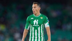 Andrés Guardado jugando partido con el Betis en LaLiga