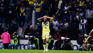 Miguel Layún reacciona durante partido del América