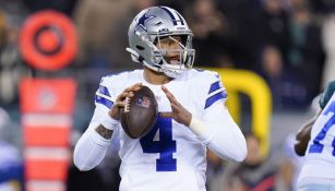 Dak Prescott se prepara para lanzar el ovoide