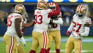 Jugadores de los 49ers celebran su pase a los Playoffs