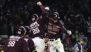 Tomateros de Culiacán festejando victoria ante Algodoneros