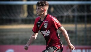 Gustavo Braga jugando partido de futbol en Brasil